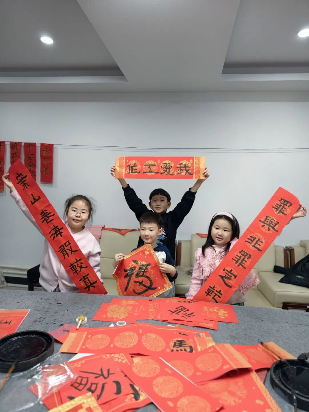 墨香迎新春 福暖检护童｜站前区人民检察院携手未成年人开展“迎新春画福字”主题活动